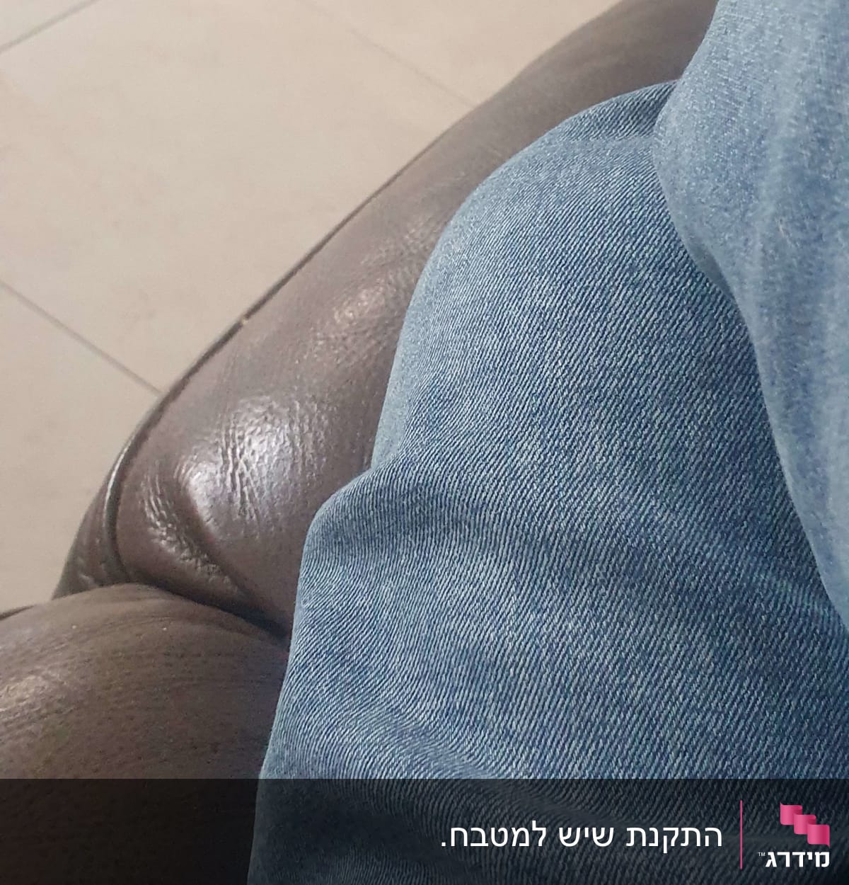 רצפת שיש בהירה עם קווים ישרים